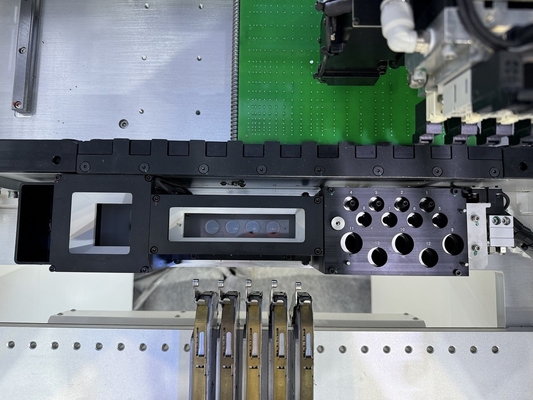 0201 BGA монтаж Маленький 4-головый SMD Pick And Place Machine CHM-551 CPK≥1.0